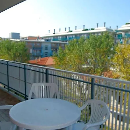 فندق Welcoming With Balcony Near The